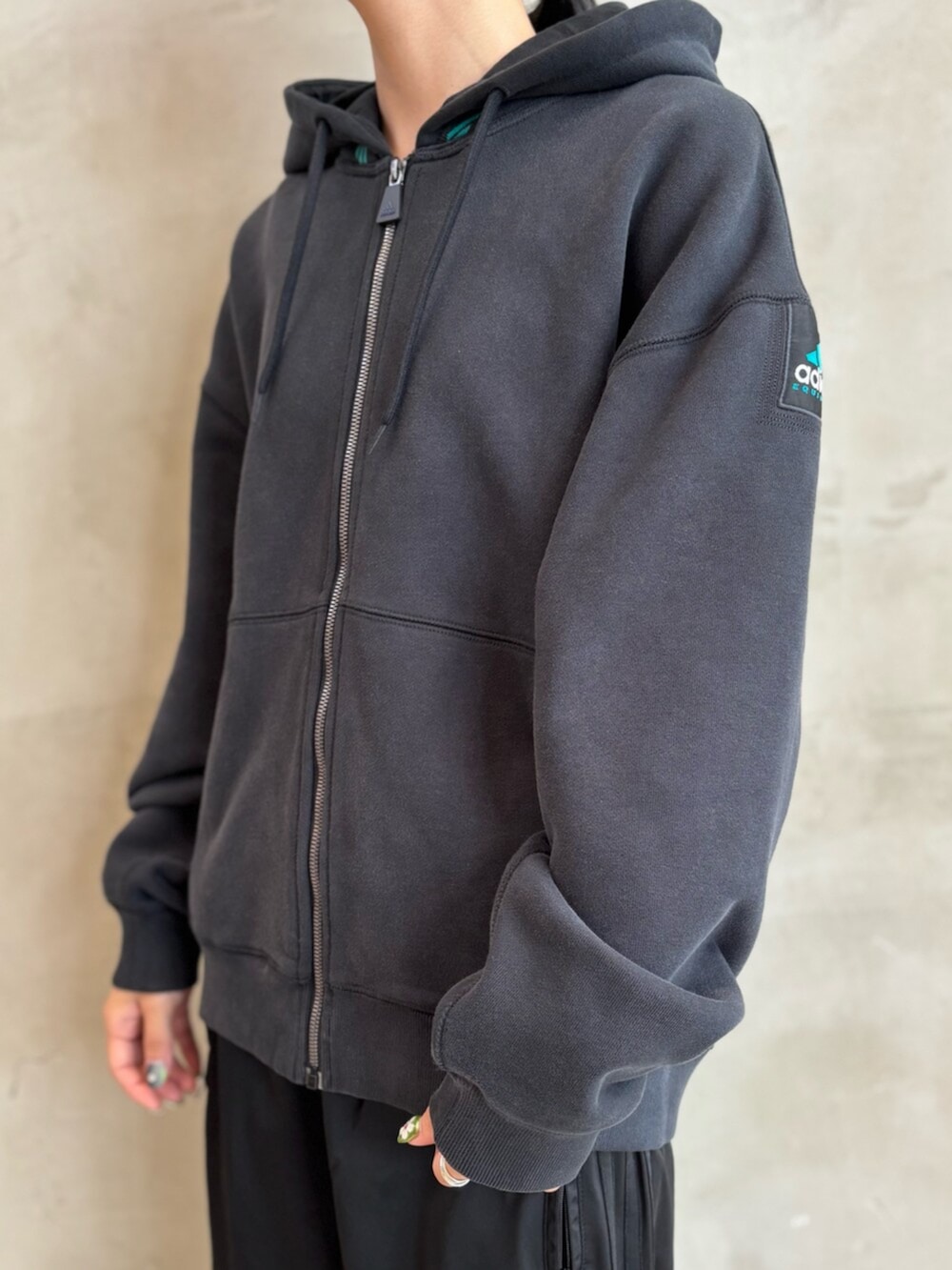 ブラック系のTシャツ/カットソー、ブラック系のトップス、ブラック系のスニーカーを着用したレディースの夏コーディネートの3枚目の写真