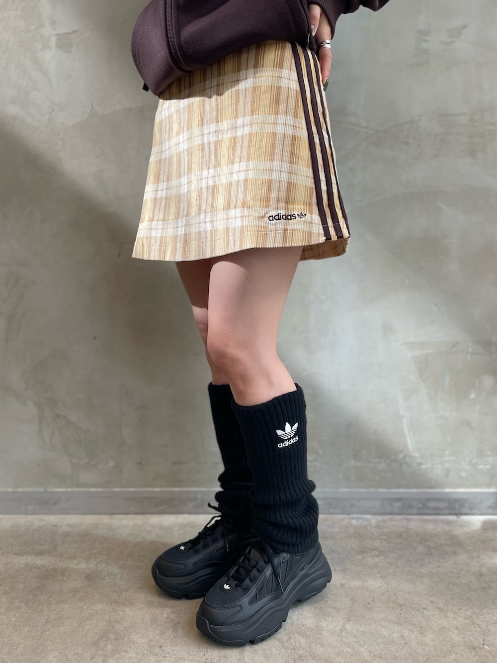 「スニーカー、スカート、adidas、レッグウォーマー、アディダス、ファージャケット、adidas originals、アディダスオリジナルス、トラックトップ、オズガイア」｜「adidasのファートラックジャケット / アディダスオリジナルス adidas Originals（ブルゾン、ブラック系）」を使った、RTさん（レディース・160cm）の秋コーディネートの5枚目の写真