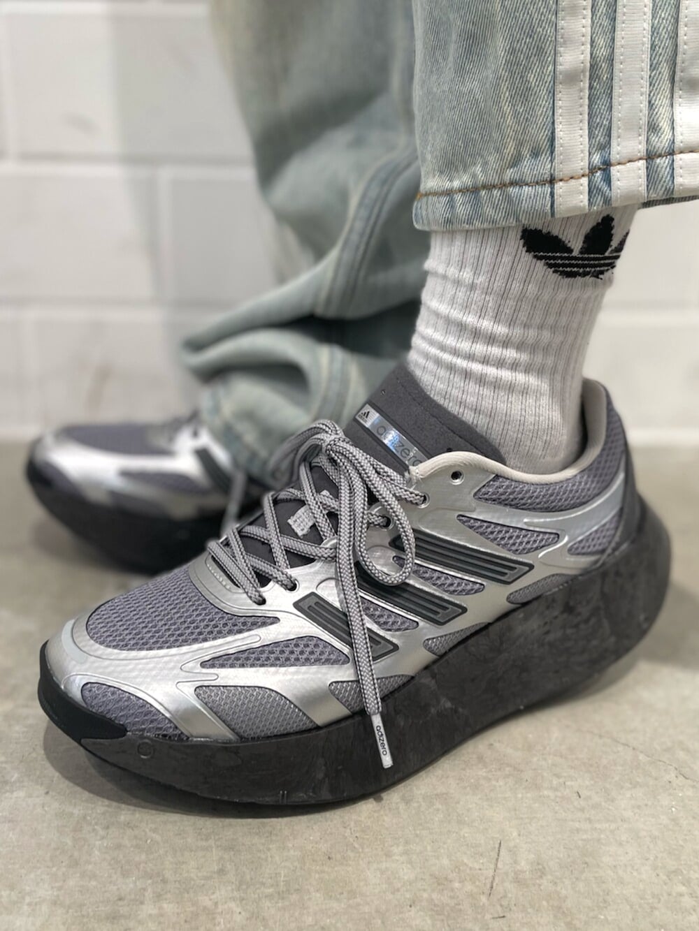 グレー系のジャージ、シルバー系のスニーカー、ブルー系のその他パンツを着用したレディースの秋コーディネートの6枚目の写真