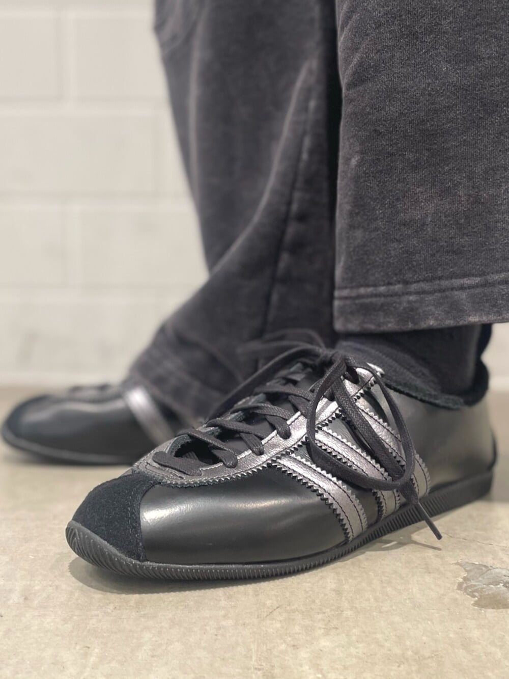 ブラック系のその他パンツ、ブラック系のジャージ、ブラック系のスニーカーを着用したレディースの春コーディネートの8枚目の写真