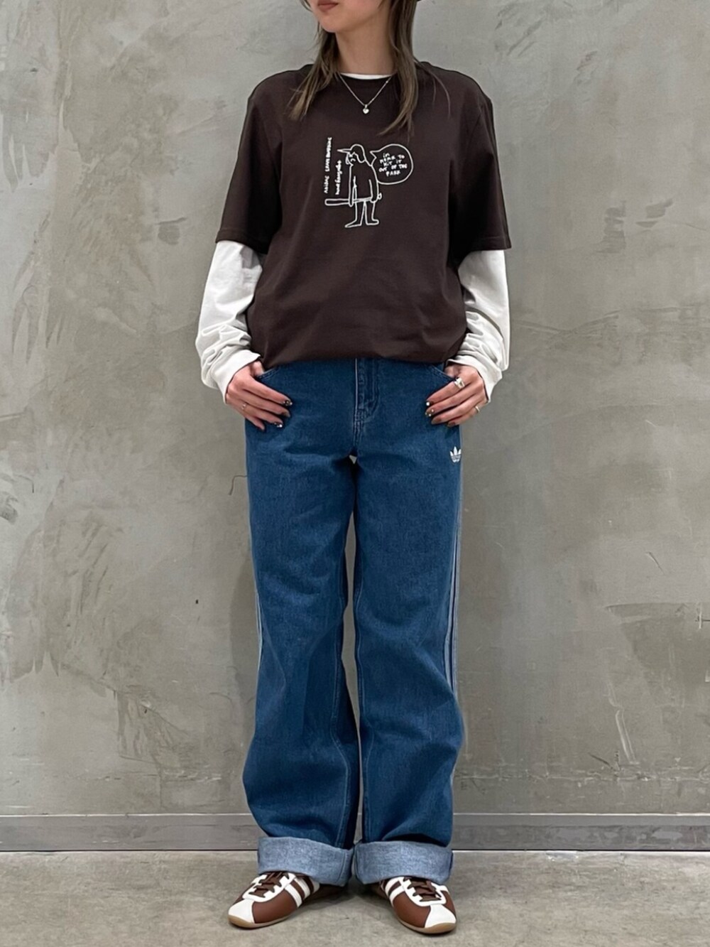 ブラウン系のTシャツ/カットソー、ブルー系のデニムパンツ、ブラウン系のシューズを着用したレディースの冬コーディネートの2枚目の写真