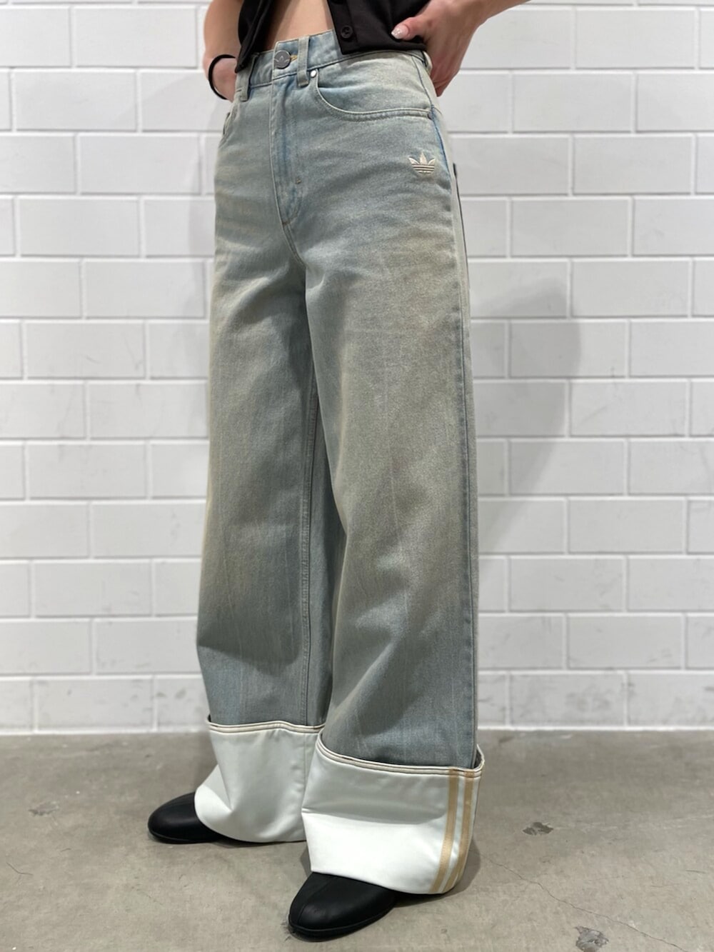 ブラック系のスニーカー、その他のパンツ、ブラウン系のシャツ/ブラウスを着用したレディースの冬コーディネートの5枚目の写真