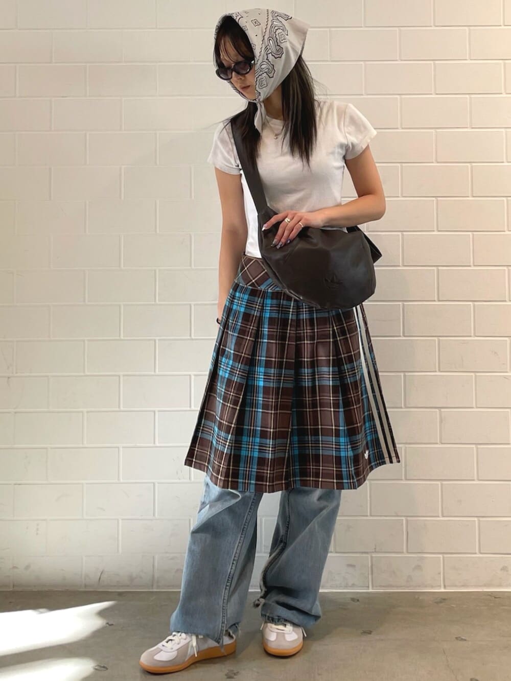 ブラウン系のスカート、ブラウン系のショルダーバッグ、ホワイト系のシューズを着用したレディースの春コーディネートの3枚目の写真