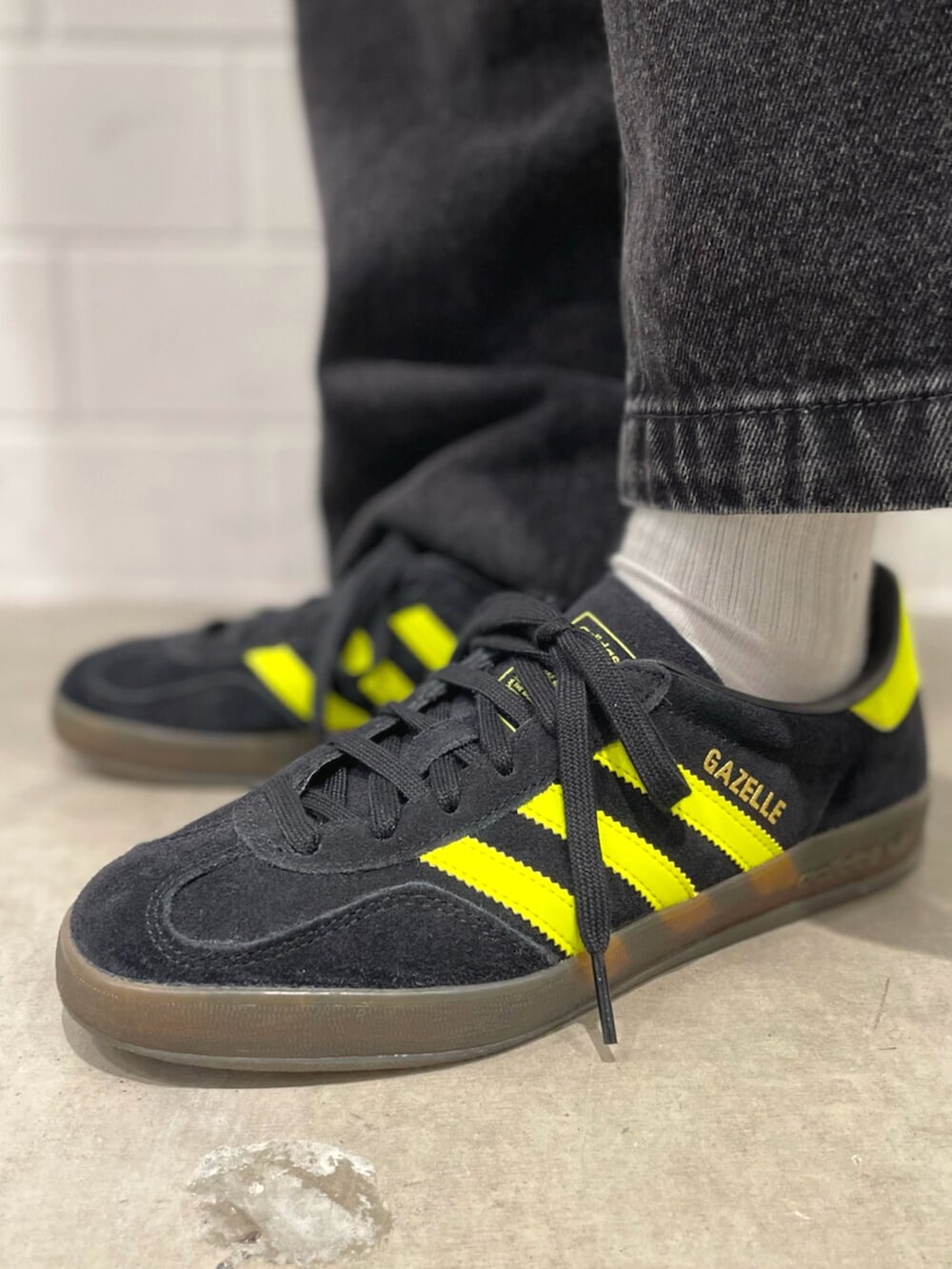 ブラック系のデニムパンツ、ブラック系のスニーカー、ブラック系のジャージを着用したレディースの冬コーディネートの6枚目の写真