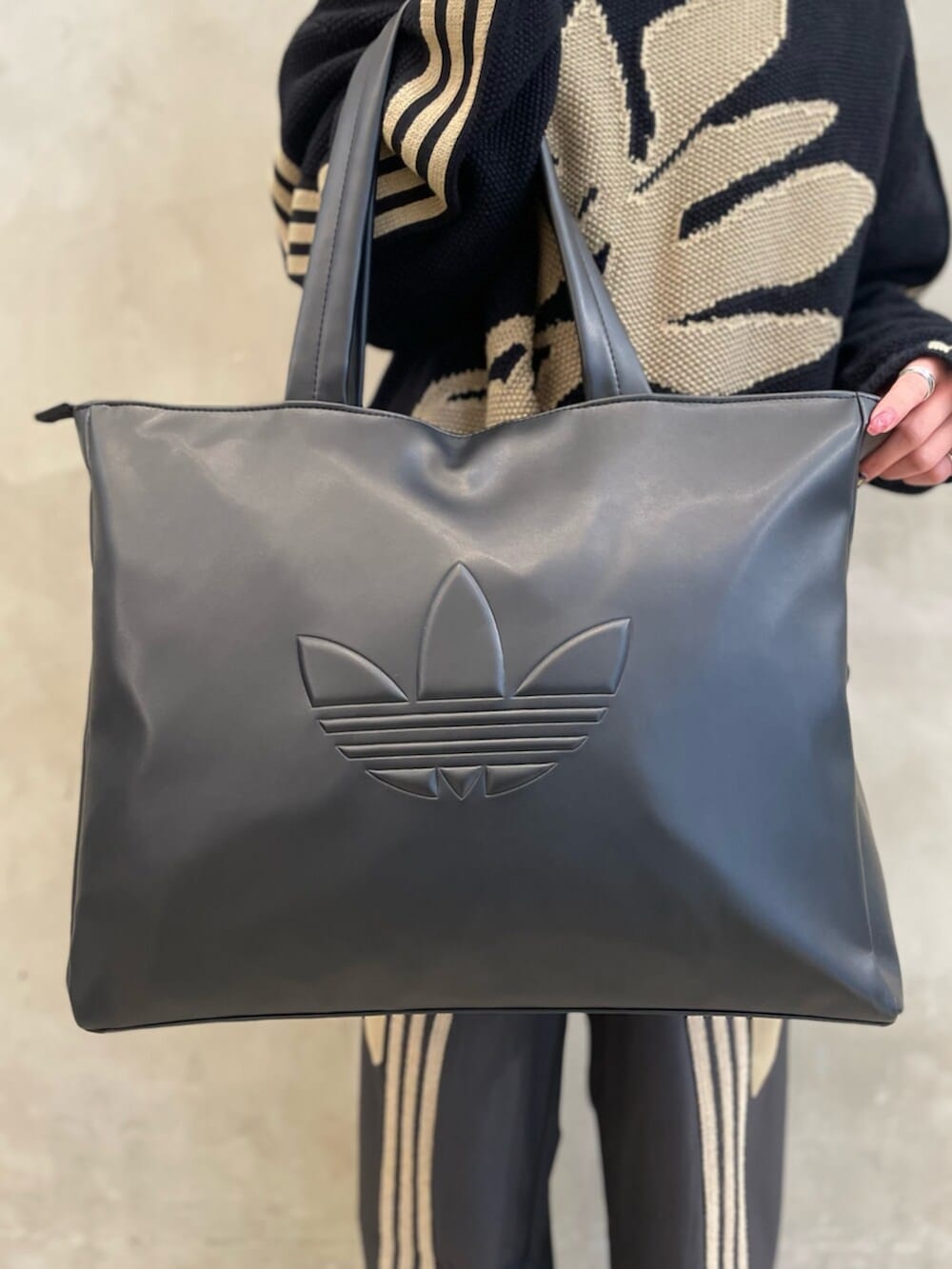 adidas ポリウレタンショッパーバッグ アウトライントレフォイル ポリウレタン ショッパーバッグ アウトライントレフォイルの