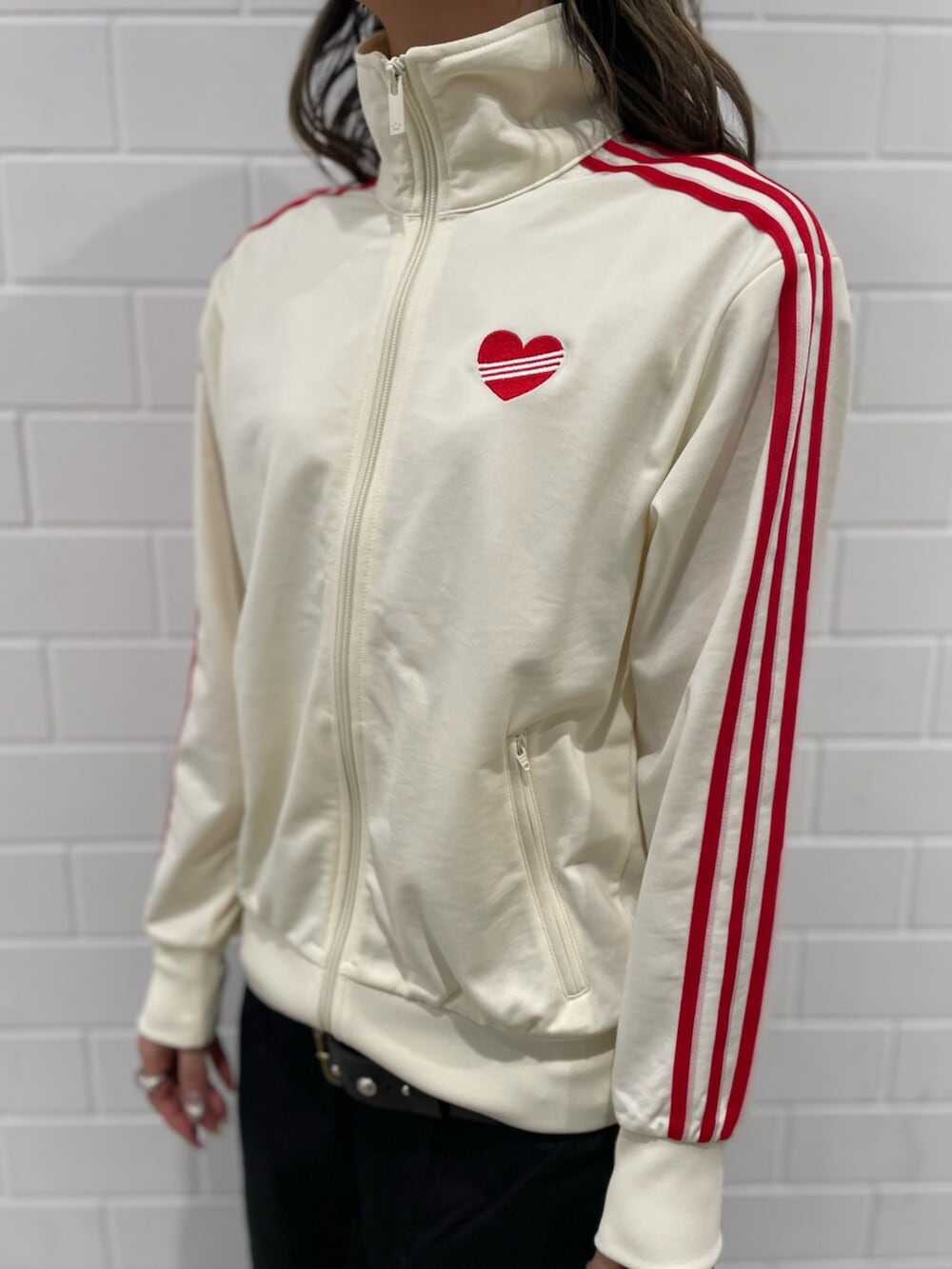 ブラック系のその他パンツ、ホワイト系のシューズ、ベージュ系のジャージを着用したレディースの冬コーディネートの5枚目の写真