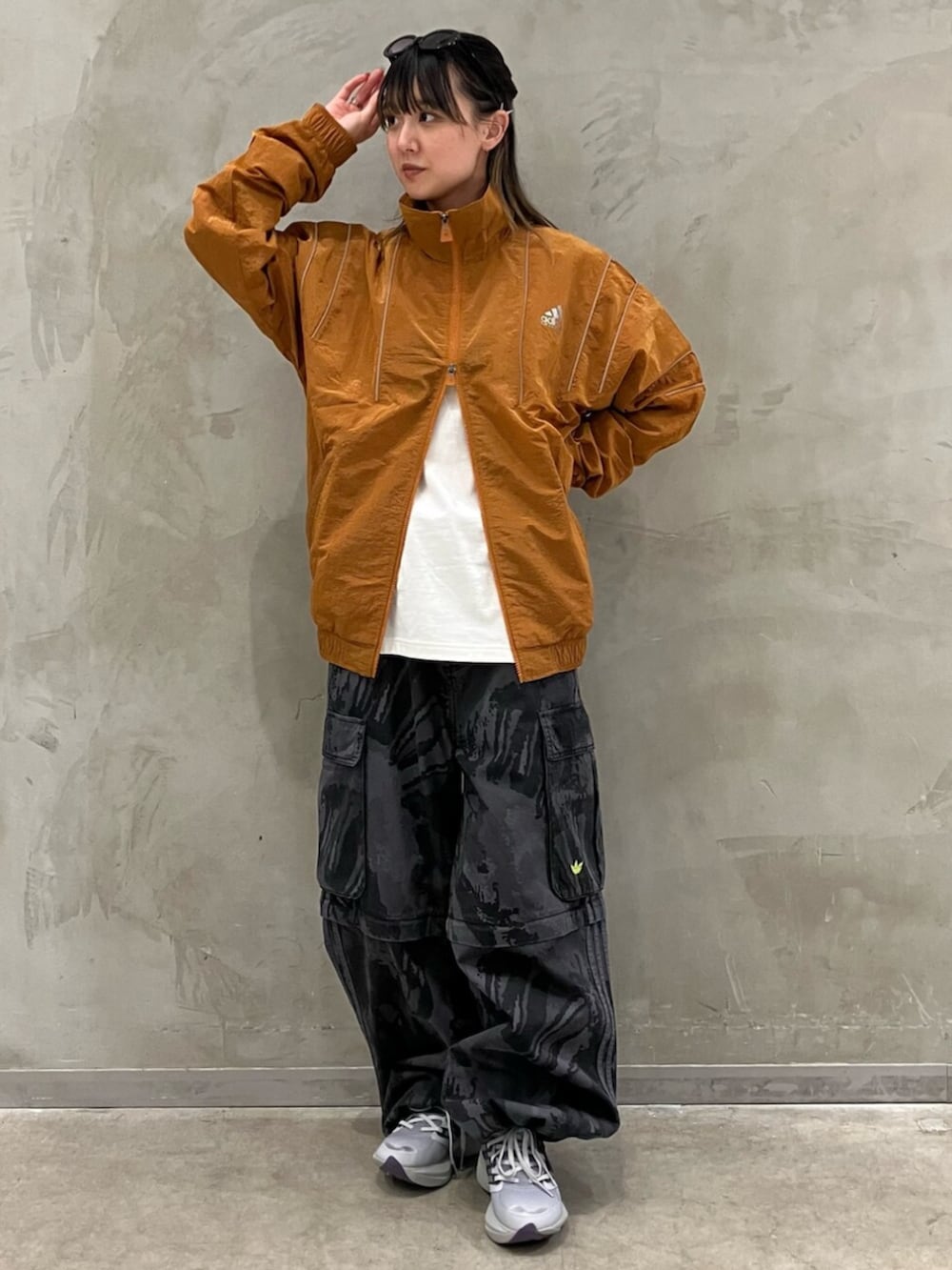 「adidas、adidas originals、アディダス、アディダスオリジナルス、スニーカー、EQUIPMENT、カーゴパンツ」｜「adidasのジップオフ・カーゴ・パンツ ZIPOFF CARGO / アディダスオリジナルス adidas Originals（その他パンツ、グレー系）」を使った、RTさん（レディース・160cm）の夏コーディネートの3枚目の写真