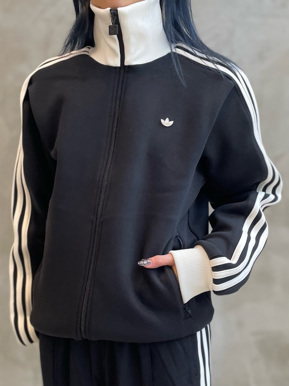 「スニーカー、adidas、クラッチバック、ジャージ、アディダス、トラックパンツ、adidas originals、長袖Tシャツ、トラックトップ、テコンドー」｜「adidasのプレミアム トラックトップ（ジャージ） / ジャージ / アディダスオリジナルス adidas Originals（ナイロンジャケット、ブラック系）」を使った、RTさん（レディース・160cm）の冬コーディネートの4枚目の写真