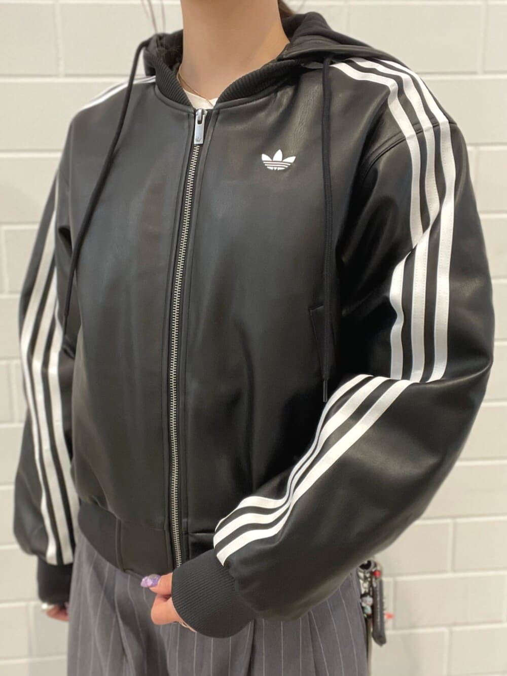 ブラック系のダウンジャケット/コート、ピンク系のシューズを着用したレディースの春コーディネートの3枚目の写真