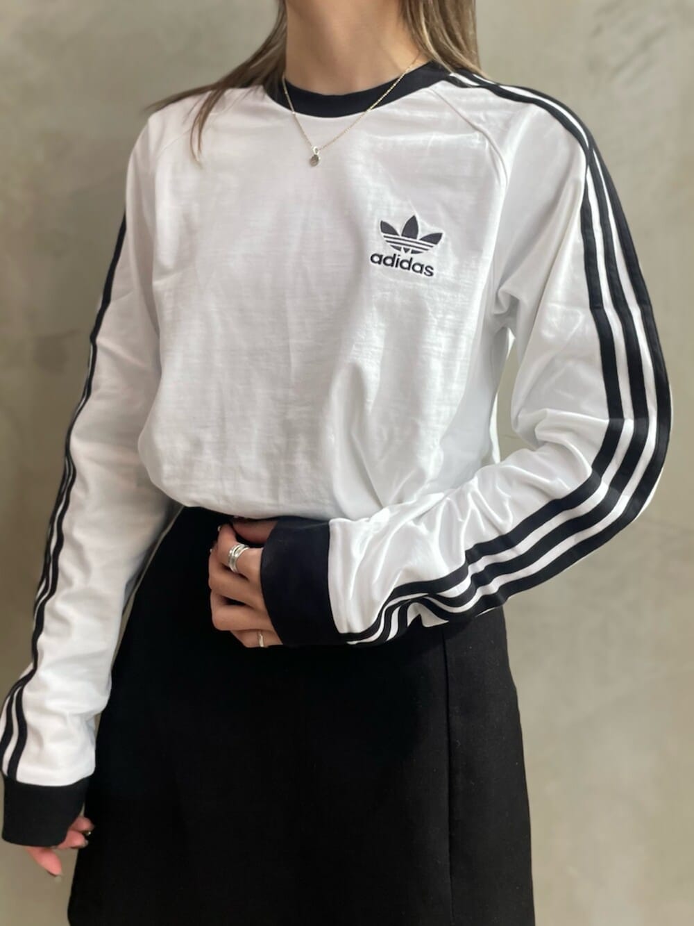 「スニーカー、adidas、アディダス、adidas originals、長袖Tシャツ、Japan、ジャパン、トラックトップ、アディカラー、rasant」｜「adidasのアディカラー クラシックス スリーストライプス 長袖Tシャツ / ロンT / アディダスオリジナルス adidas Originals（Tシャツ/カットソー、ホワイト系）」を使った、RTさん（レディース・160cm）の冬コーディネートの5枚目の写真