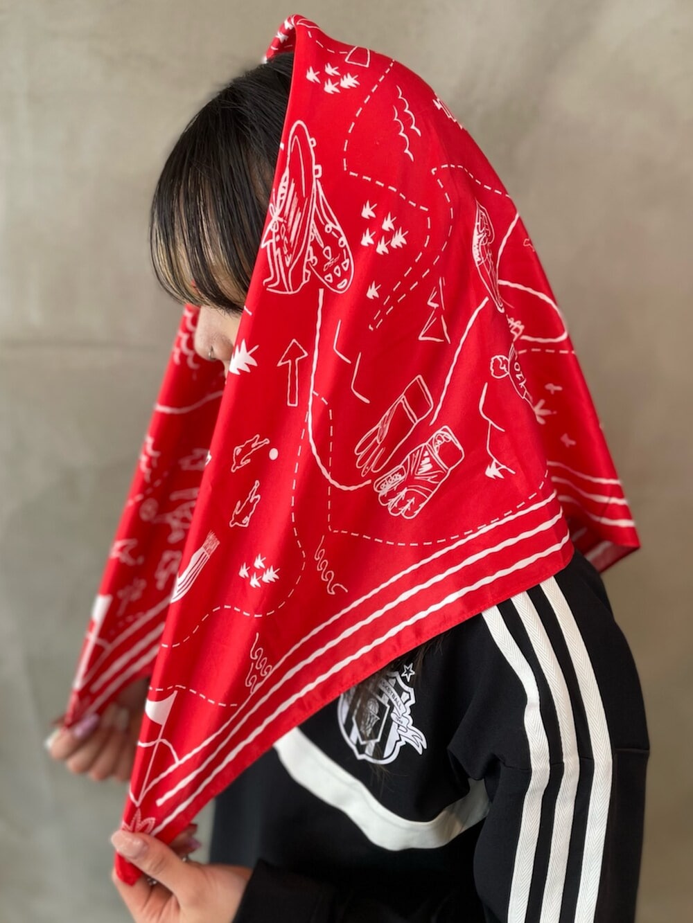 レッド系のスニーカー、ブラック系のトップス、ブラック系のハットを着用したレディースの春コーディネートの4枚目の写真