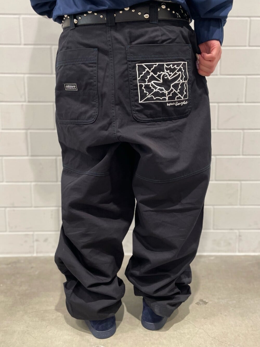 ブルー系のシューズ、ブラック系のその他パンツ、ブルー系のジャージを着用したレディースの冬コーディネートの7枚目の写真