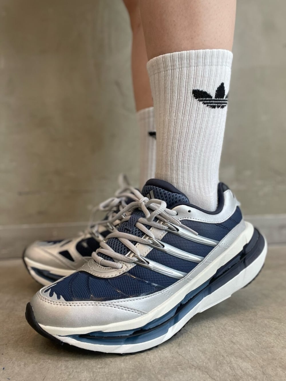 ベージュ系のトップス、ブルー系のスウェットパンツ、ブルー系のスニーカーを着用したレディースの夏コーディネートの6枚目の写真