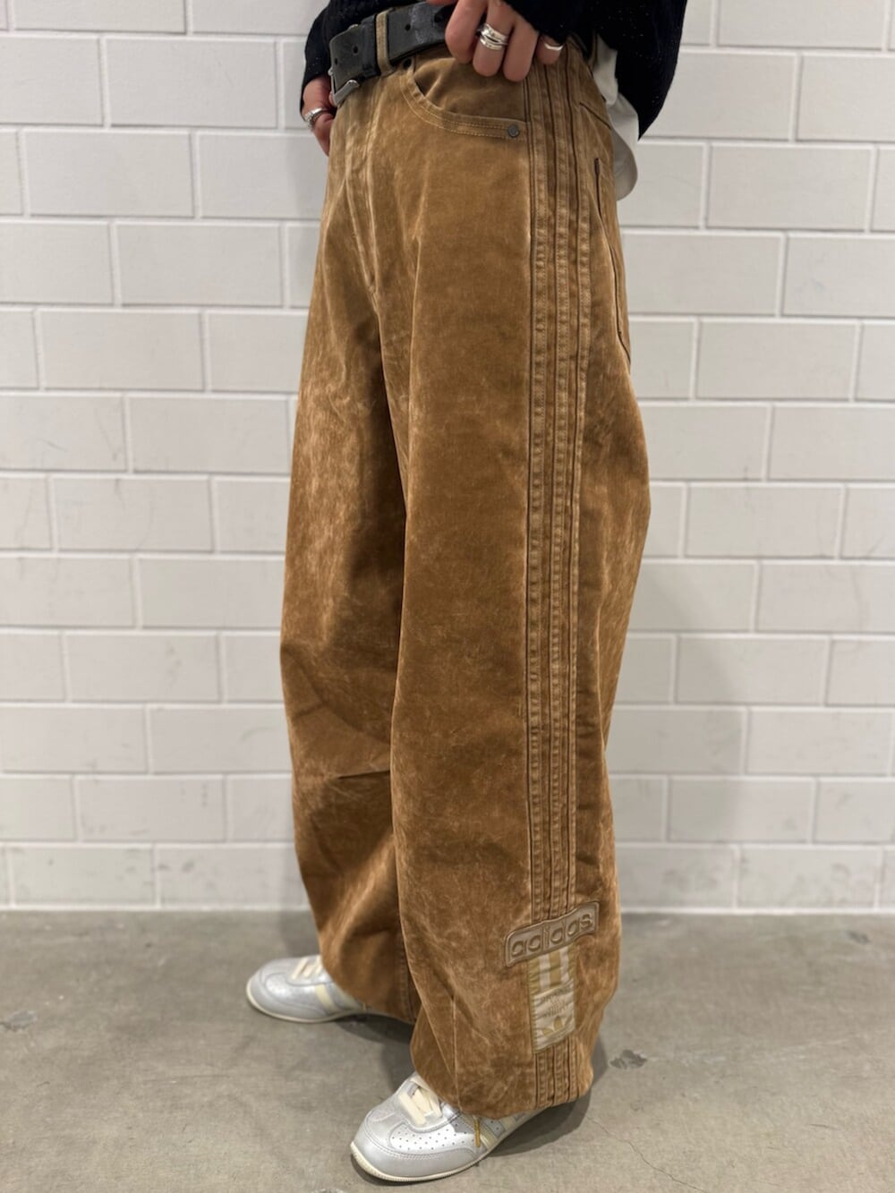 シルバー系のショルダーバッグ、ブラック系のスウェット、ブラウン系のその他パンツを着用したレディースの秋コーディネートの5枚目の写真