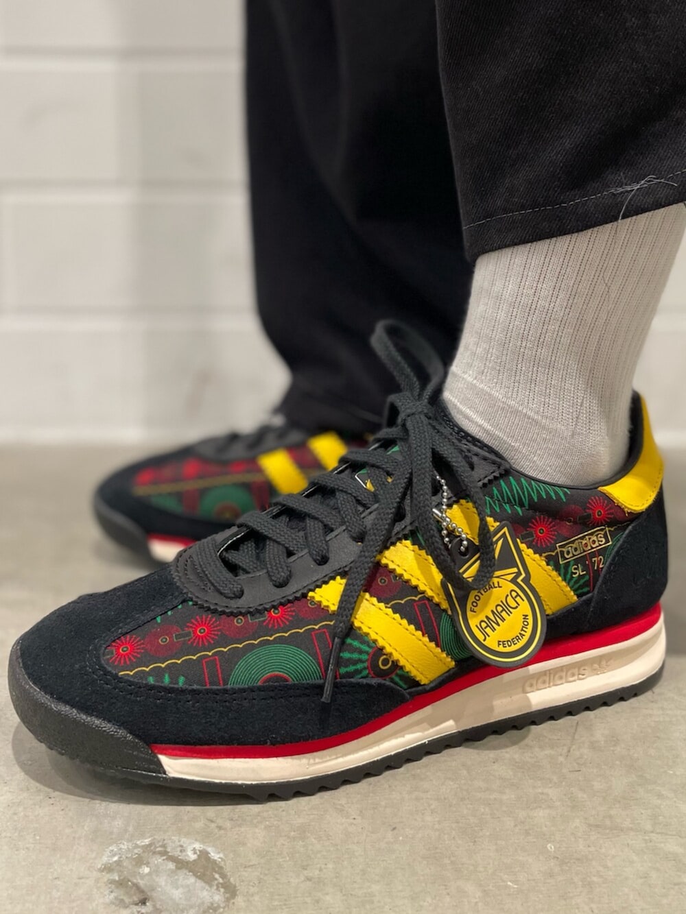 ブラック系のジャージ、その他のシューズを着用したレディースの冬コーディネートの6枚目の写真