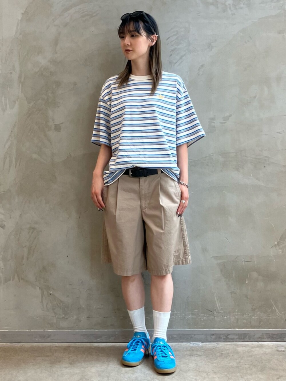 ブラウン系のその他パンツ、ブルー系のスニーカーを着用したレディースの夏コーディネートの3枚目の写真