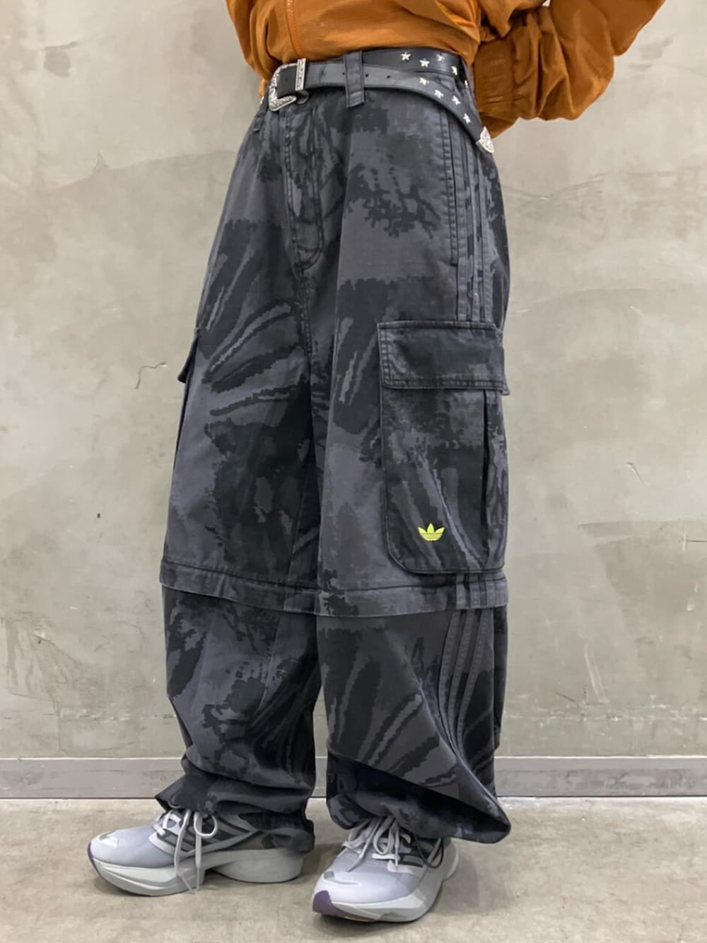 「adidas、adidas originals、アディダス、アディダスオリジナルス、スニーカー、EQUIPMENT、カーゴパンツ」｜「adidasのジップオフ・カーゴ・パンツ ZIPOFF CARGO / アディダスオリジナルス adidas Originals（その他パンツ、グレー系）」を使った、RTさん（レディース・160cm）の夏コーディネートの5枚目の写真