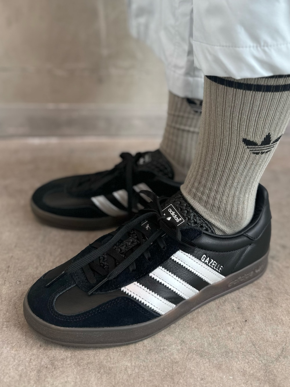 ブラック系のジャージ、グレー系のジャケット/アウター、ブラック系のシューズを着用したレディースの秋コーディネートの6枚目の写真