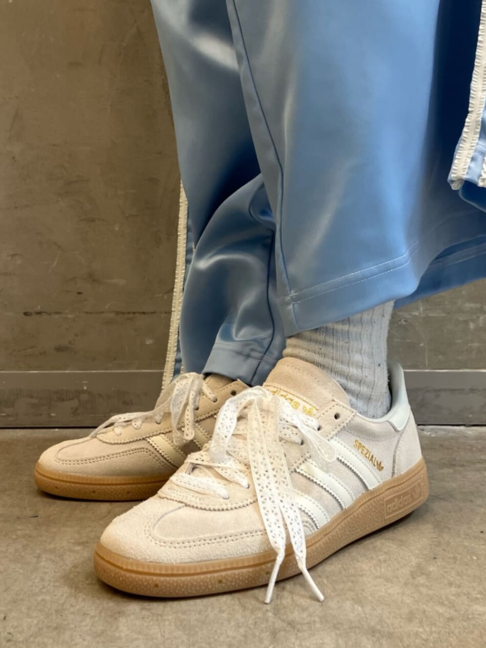 「スニーカー、Tシャツ、adidas、アディダス、adidas originals、アディダスオリジナルス、ジャージパンツ、SPEZIAL 」｜「adidasのアディカラー ミニボウリングバッグ（ショルダーバッグ、ブラック系）」を使った、RTさん（レディース・160cm）の夏コーディネートの6枚目の写真