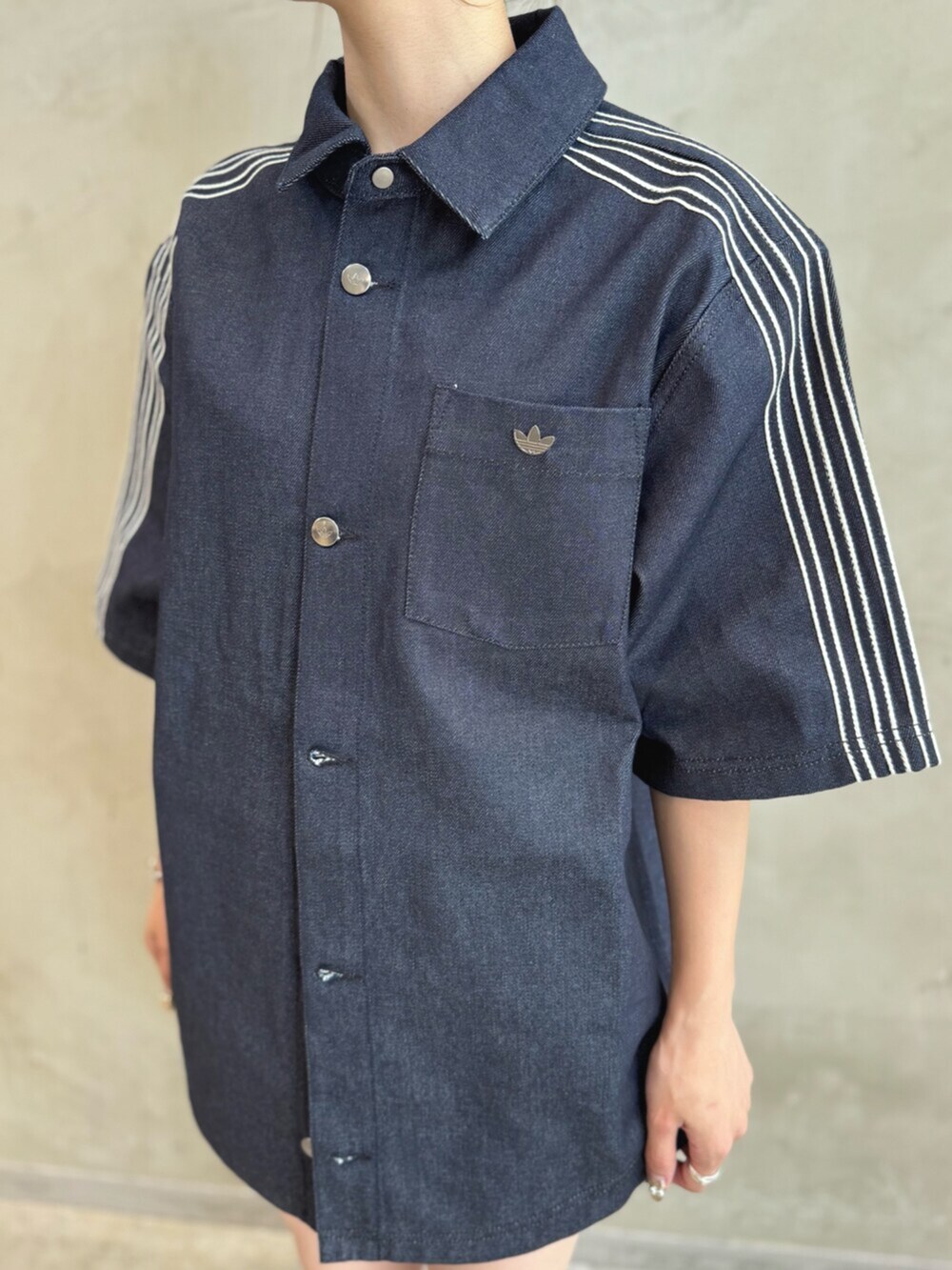 ブルー系のシャツ/ブラウス、ブラック系のパンツ、ブルー系のスニーカーを着用したレディースの夏コーディネートの3枚目の写真