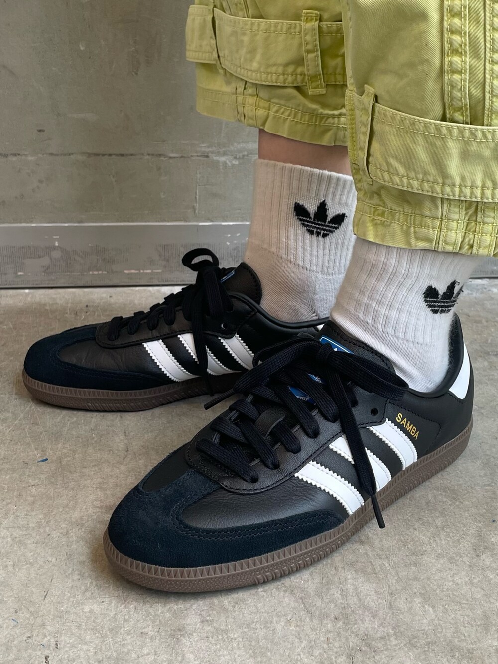 ブラック系のジャージ、グリーン系のカーゴパンツ、ブラック系のシューズを着用したレディースの秋コーディネートの6枚目の写真