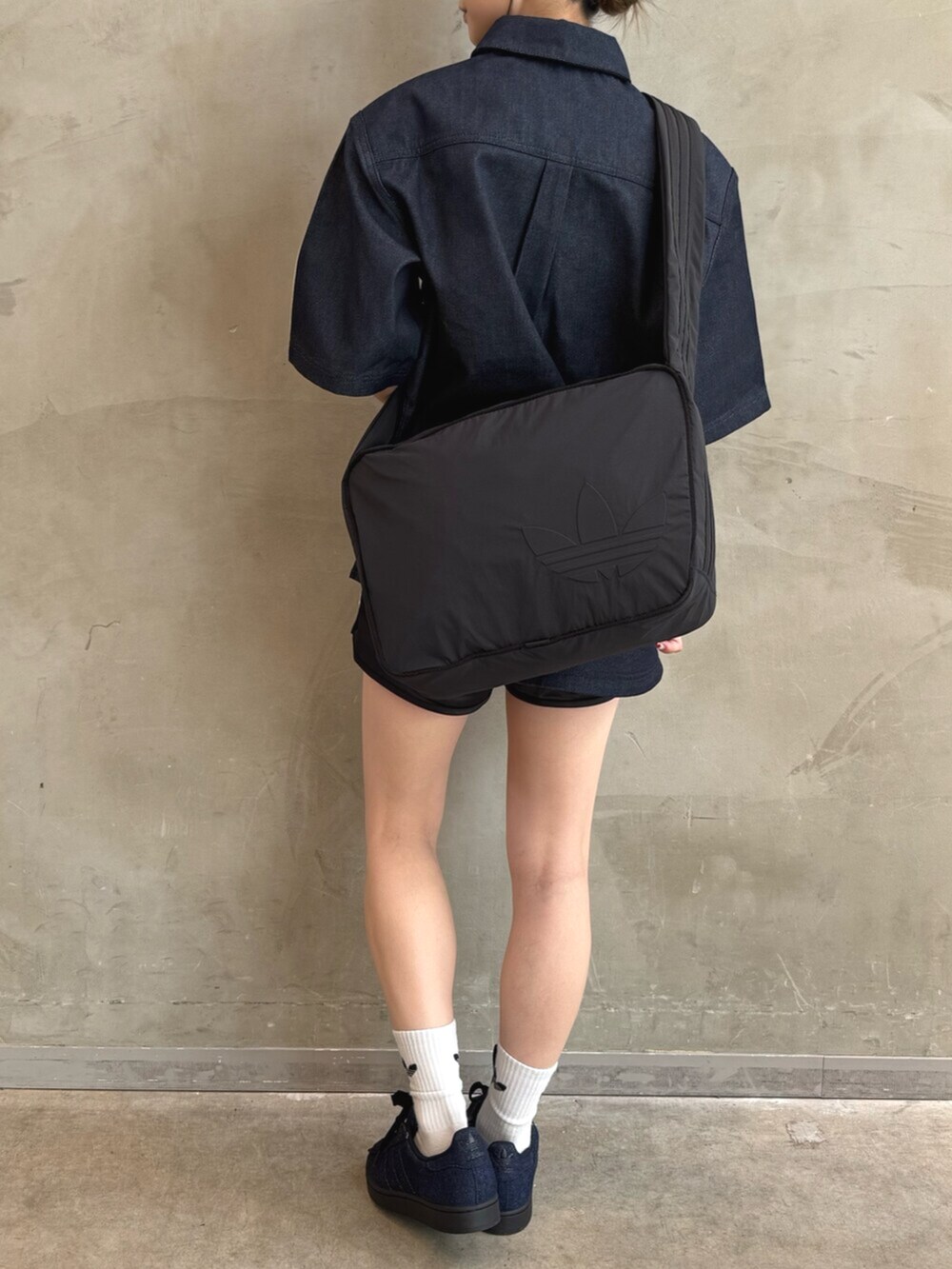 ブルー系のシャツ/ブラウス、ブラック系のパンツ、ブルー系のスニーカーを着用したレディースの夏コーディネートの2枚目の写真