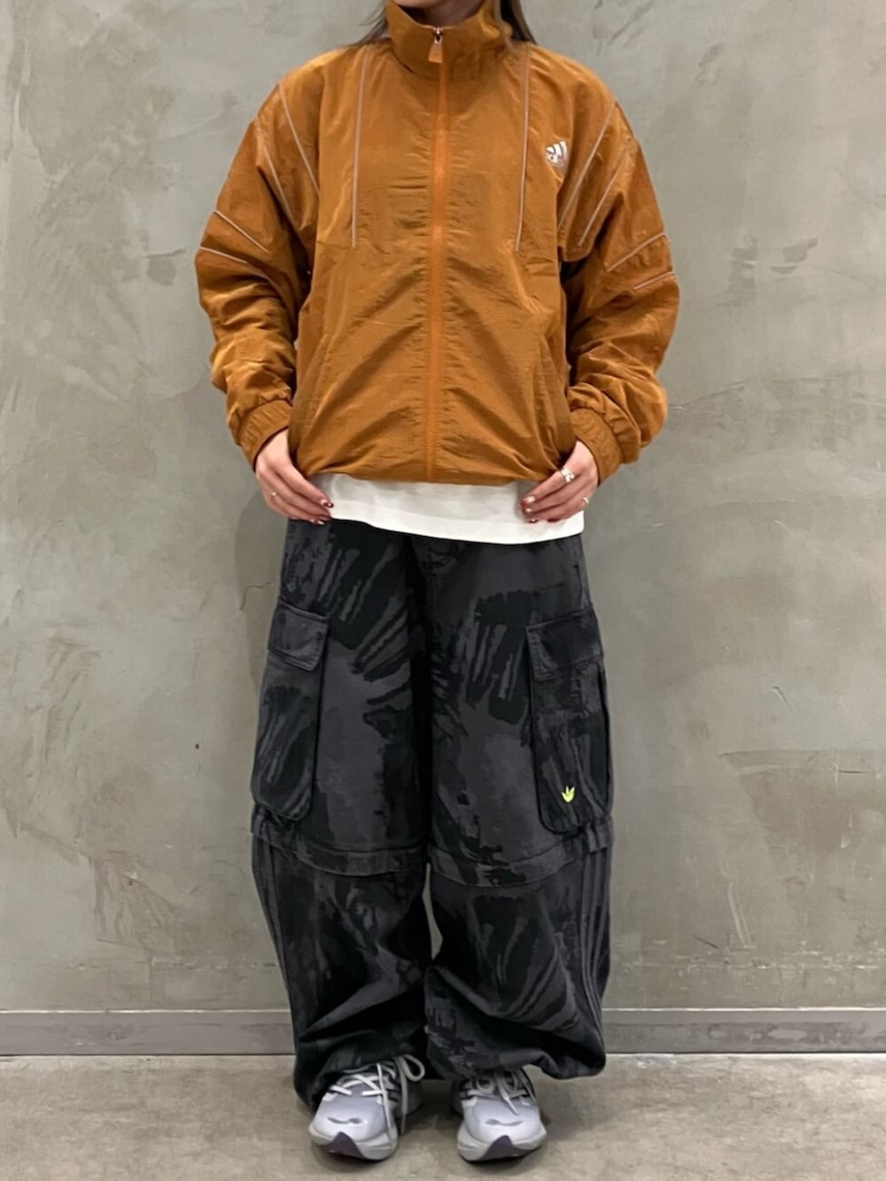 「adidas、adidas originals、アディダス、アディダスオリジナルス、スニーカー、EQUIPMENT、カーゴパンツ」｜「adidasのジップオフ・カーゴ・パンツ ZIPOFF CARGO / アディダスオリジナルス adidas Originals（その他パンツ、グレー系）」を使った、RTさん（レディース・160cm）の夏コーディネートの2枚目の写真