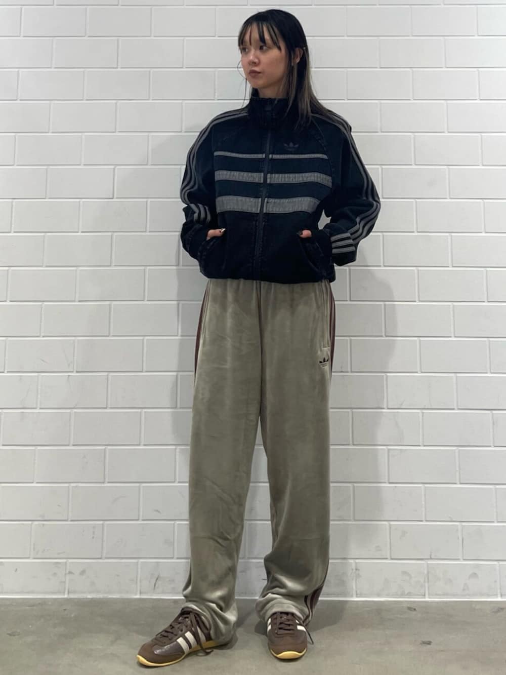 ベージュ系のその他パンツ、ブラック系のブルゾン、ブラウン系のスニーカーを着用したレディースの冬コーディネートの3枚目の写真