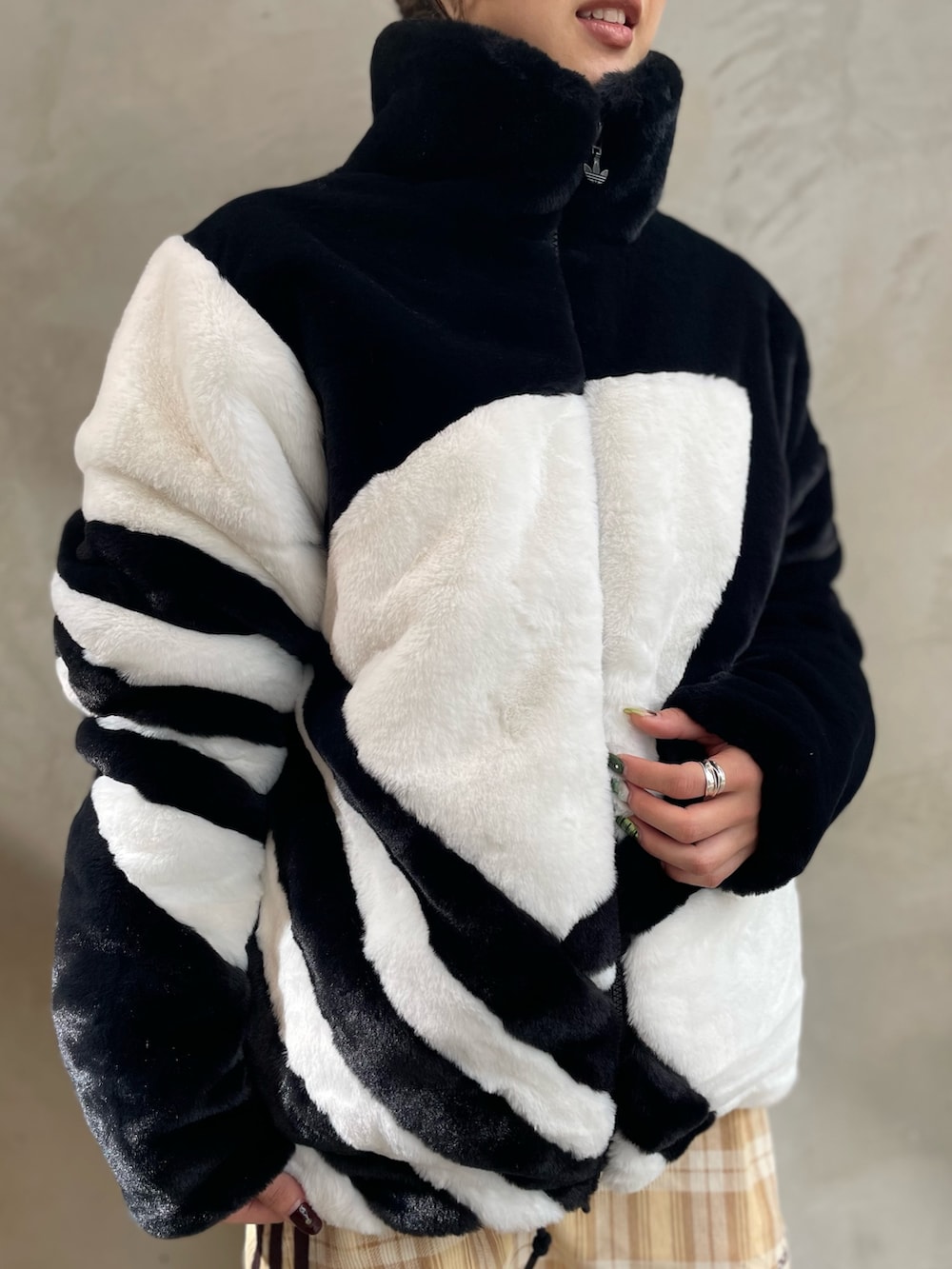 「スニーカー、スカート、adidas、レッグウォーマー、アディダス、ファージャケット、adidas originals、アディダスオリジナルス、トラックトップ、オズガイア」｜「adidasのファートラックジャケット / アディダスオリジナルス adidas Originals（ブルゾン、ブラック系）」を使った、RTさん（レディース・160cm）の秋コーディネートの4枚目の写真