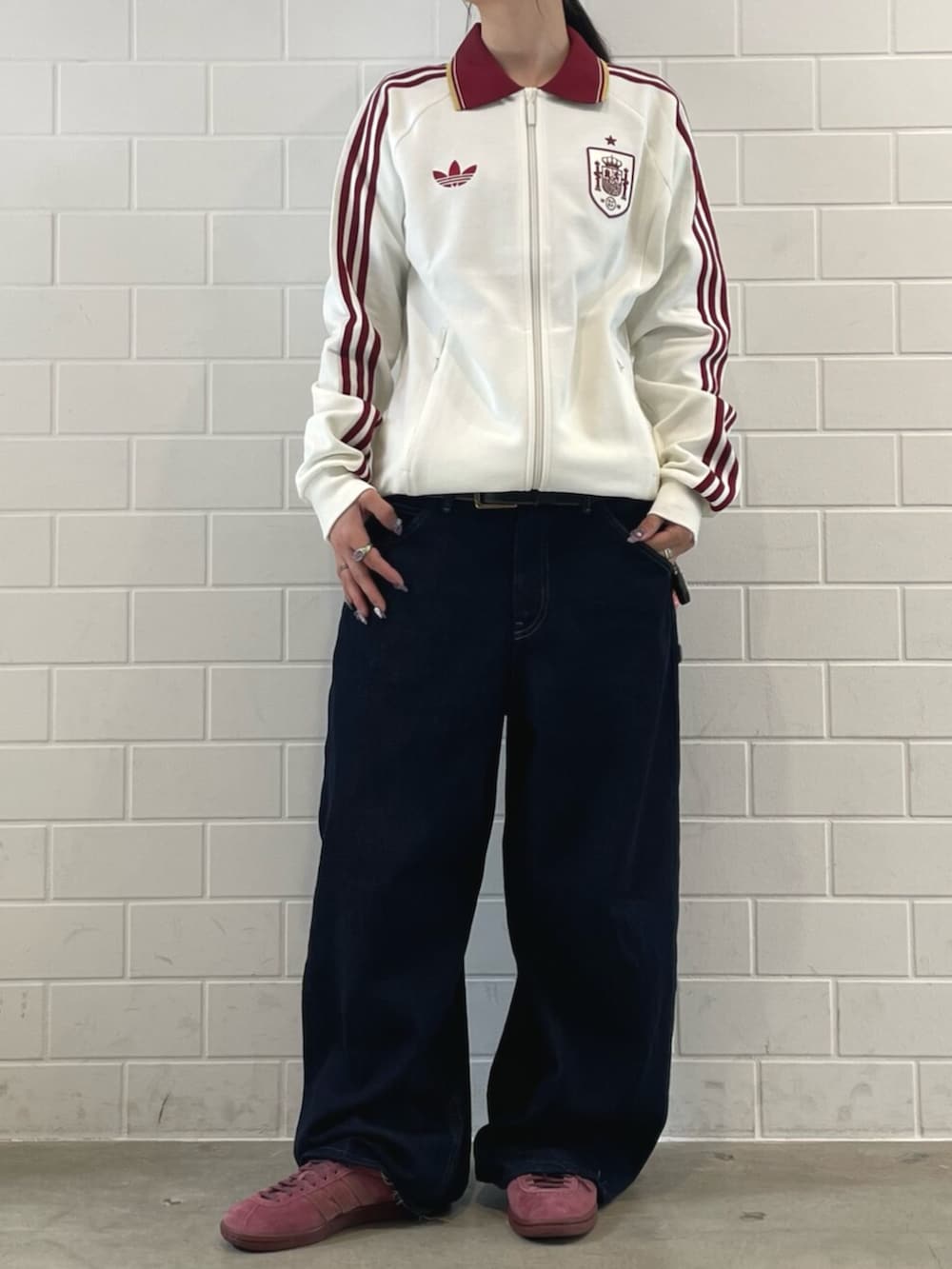 ホワイト系のトップス、レッド系のシューズを着用したレディースの春コーディネートの2枚目の写真