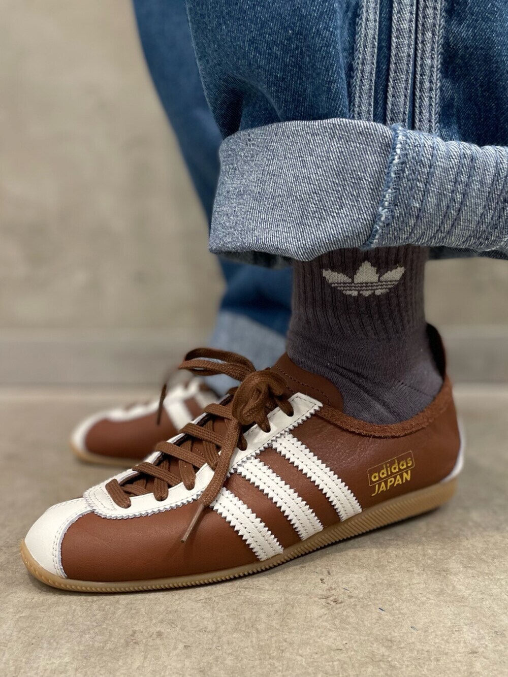 ブラウン系のTシャツ/カットソー、ブルー系のデニムパンツ、ブラウン系のシューズを着用したレディースの冬コーディネートの6枚目の写真