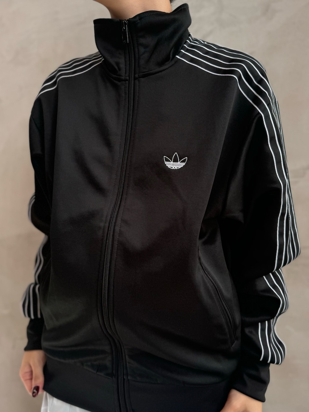 ブラック系のジャージ、グレー系のジャケット/アウター、ブラック系のシューズを着用したレディースの秋コーディネートの3枚目の写真