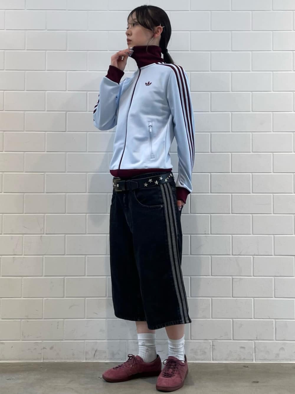 ブルー系のトップス、ブラック系のデニムパンツ、レッド系のシューズを着用したレディースの春コーディネートの3枚目の写真