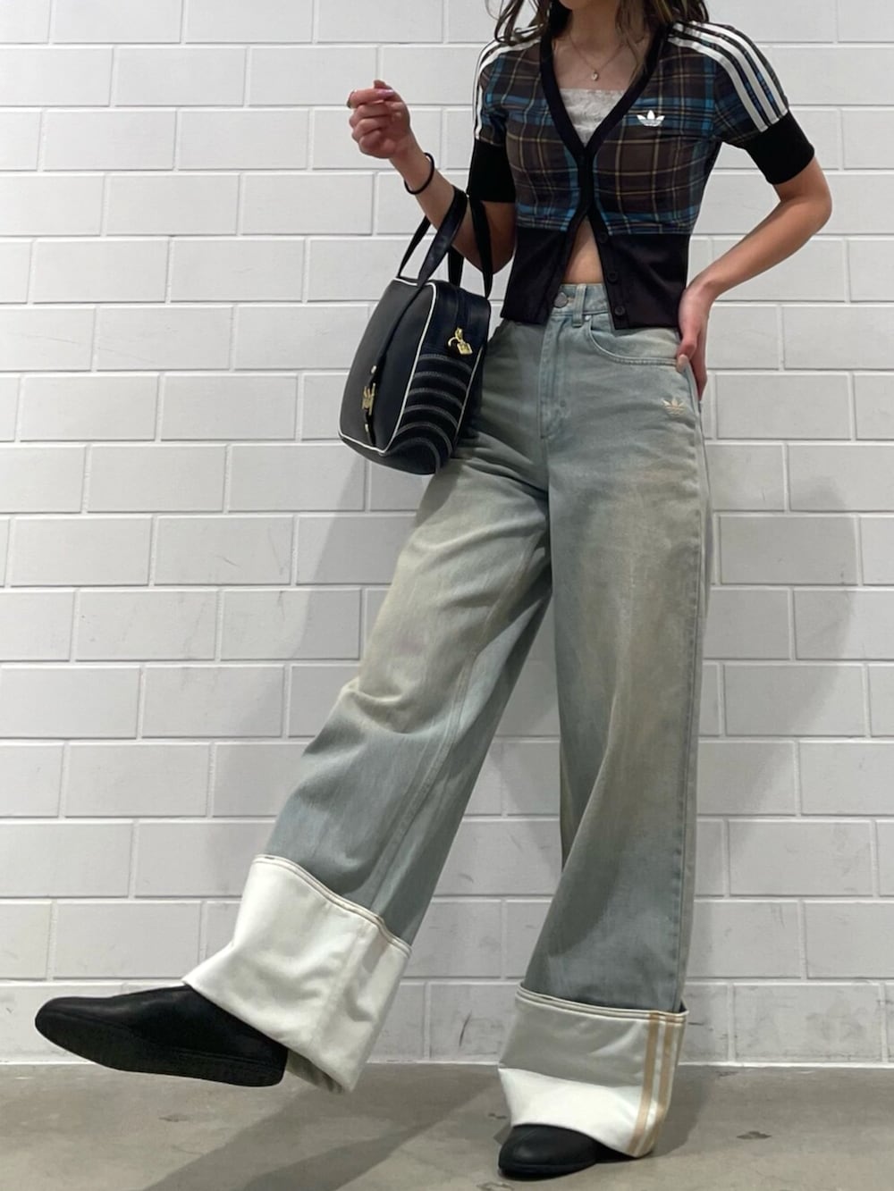 ブラック系のスニーカー、その他のパンツ、ブラウン系のシャツ/ブラウスを着用したレディースの冬コーディネートの2枚目の写真