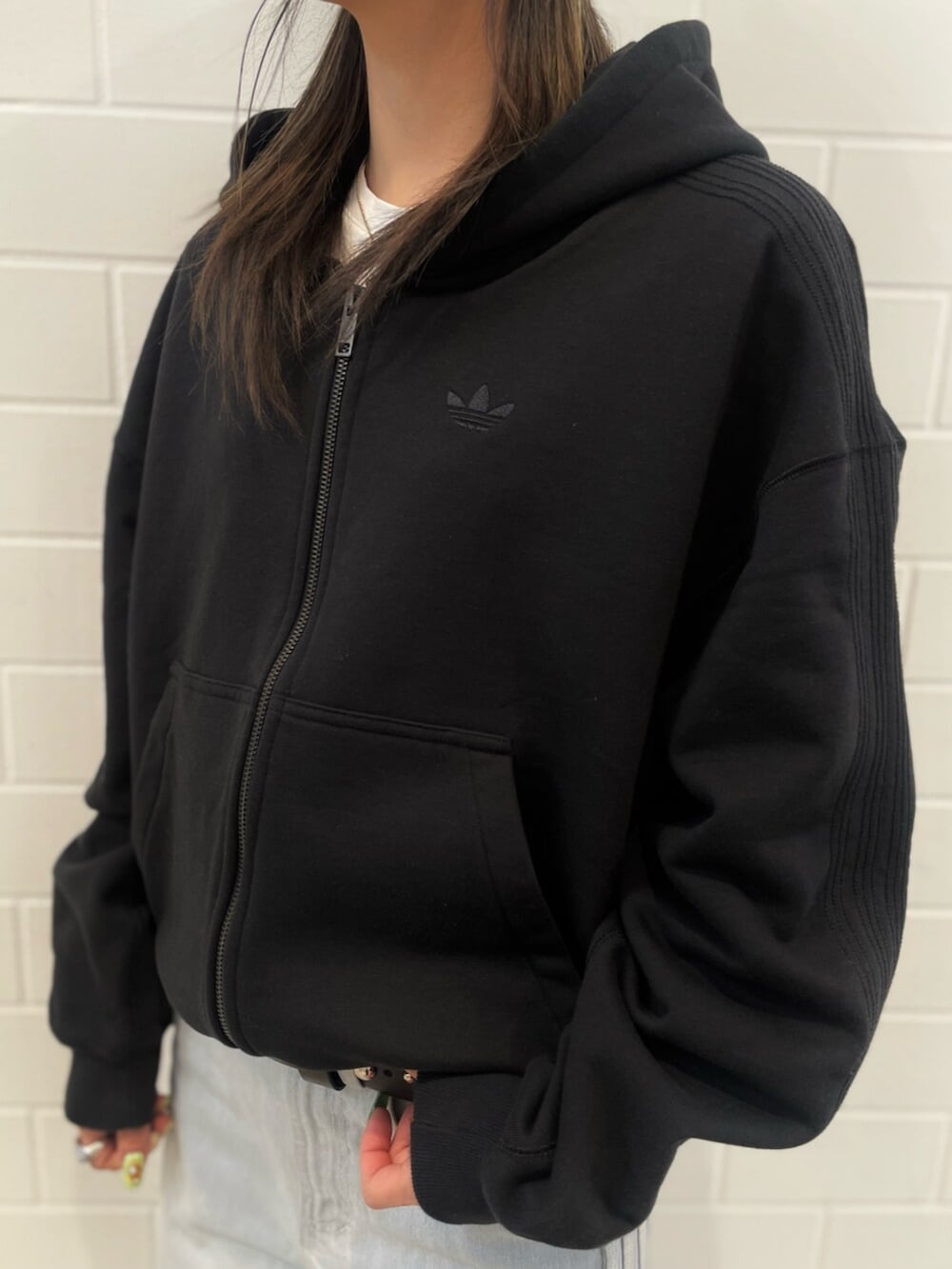 ブルー系のその他パンツ、ブラック系のパーカー、イエロー系のシューズを着用したレディースの冬コーディネートの4枚目の写真