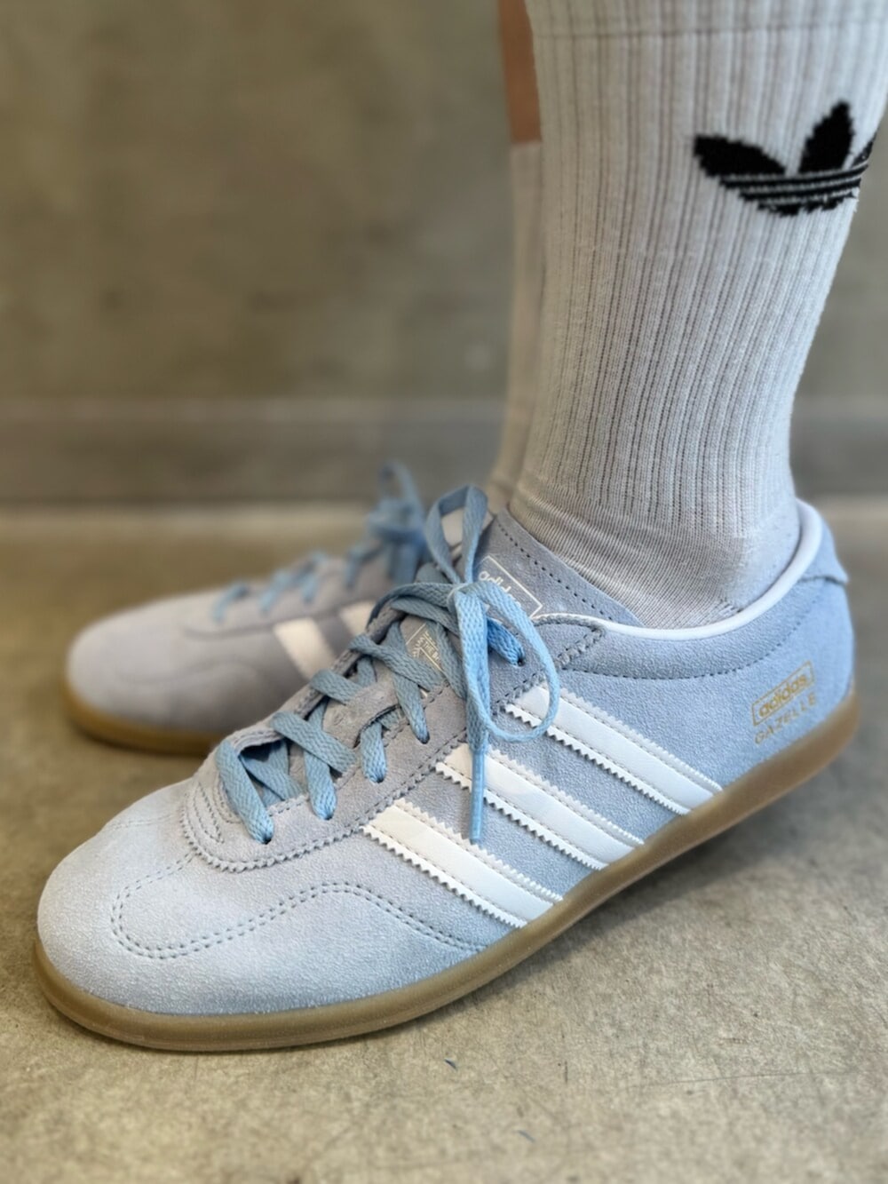 「adidas、adidas originals、アディダス、アディダスオリジナルス、スニーカー、ポロシャツ、スカート」｜「adidasのエアラインバッグ / アディダスオリジナルス adidas Originals（ショルダーバッグ、シルバー系）」を使った、RTさん（レディース・160cm）の夏コーディネートの6枚目の写真