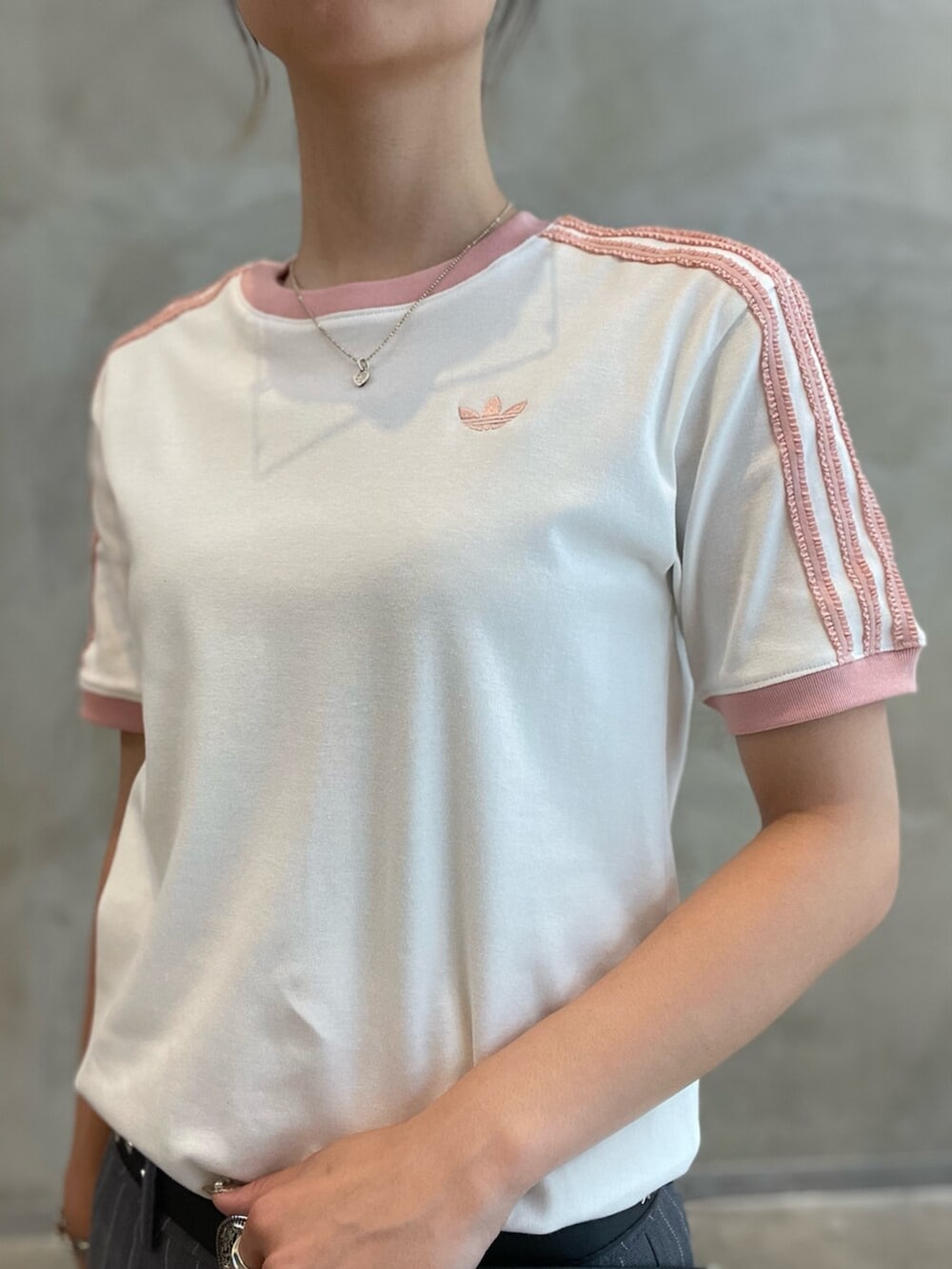 「adidas、adidas originals、アディダス、アディダスオリジナルス、スニーカー、Tシャツ、SPEZIAL」｜「adidasのハンドボール スペツィアル / Handball Spezial/ アディダスオリジナルス adidas Originals（スニーカー、ホワイト系）」を使った、RTさん（レディース・160cm）の夏コーディネートの4枚目の写真