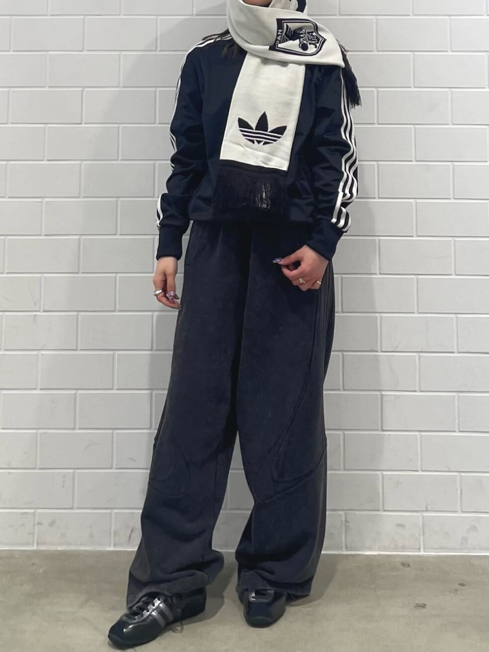 ブラック系のその他パンツ、ブラック系のジャージ、ブラック系のスニーカーを着用したレディースの春コーディネートの2枚目の写真