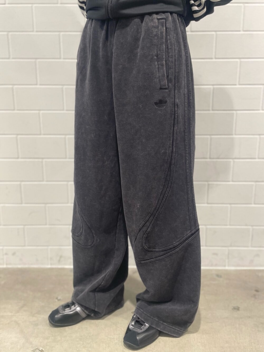 ブラック系のその他パンツ、ブラック系のジャージ、ブラック系のスニーカーを着用したレディースの春コーディネートの7枚目の写真