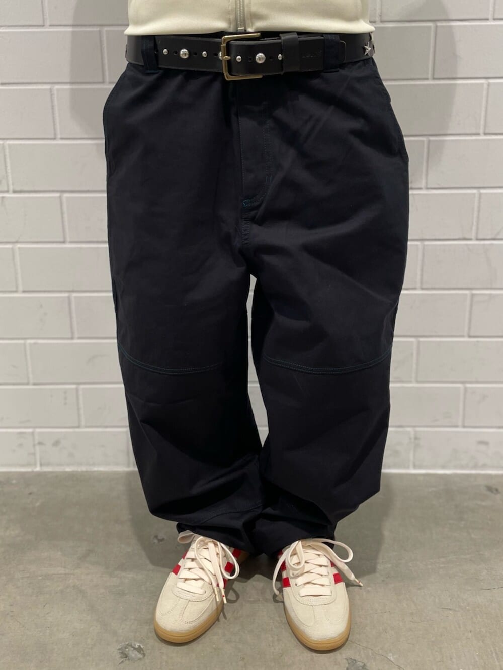 ブラック系のその他パンツ、ホワイト系のシューズ、ベージュ系のジャージを着用したレディースの冬コーディネートの6枚目の写真