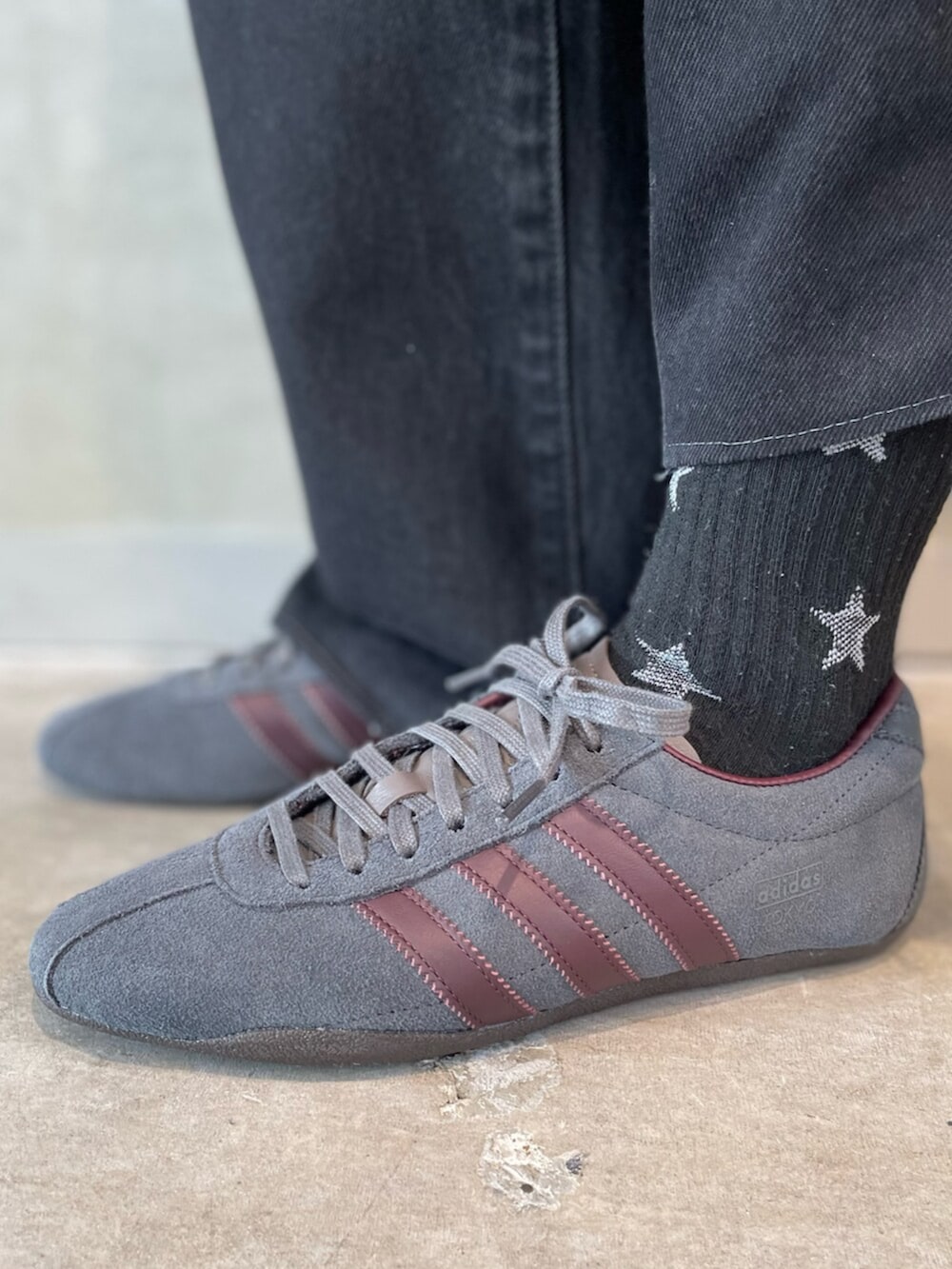 グレー系のスニーカー、ホワイト系のジャージを着用したレディースの春コーディネートの4枚目の写真