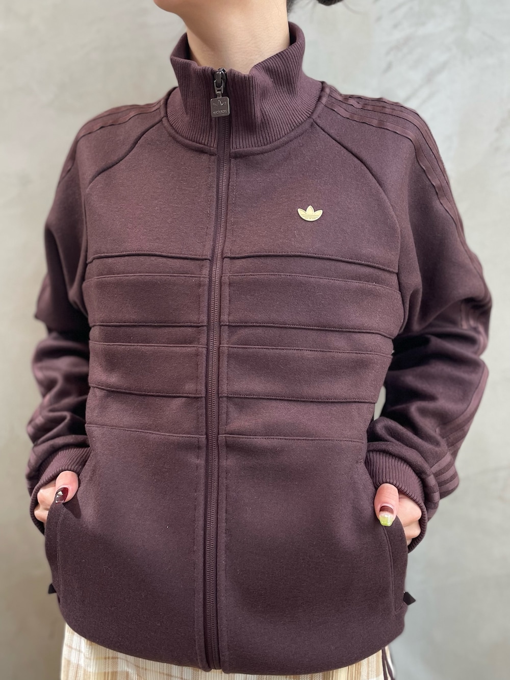 「スニーカー、スカート、adidas、レッグウォーマー、アディダス、ファージャケット、adidas originals、アディダスオリジナルス、トラックトップ、オズガイア」｜「adidasのファートラックジャケット / アディダスオリジナルス adidas Originals（ブルゾン、ブラック系）」を使った、RTさん（レディース・160cm）の秋コーディネートの3枚目の写真