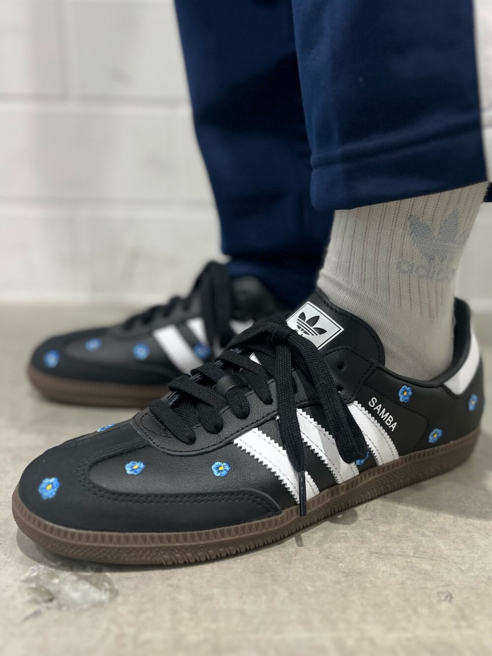 ブルー系のスウェットパンツ、ブラック系のブルゾン、ブラック系のスニーカーを着用したレディースの秋コーディネートの8枚目の写真