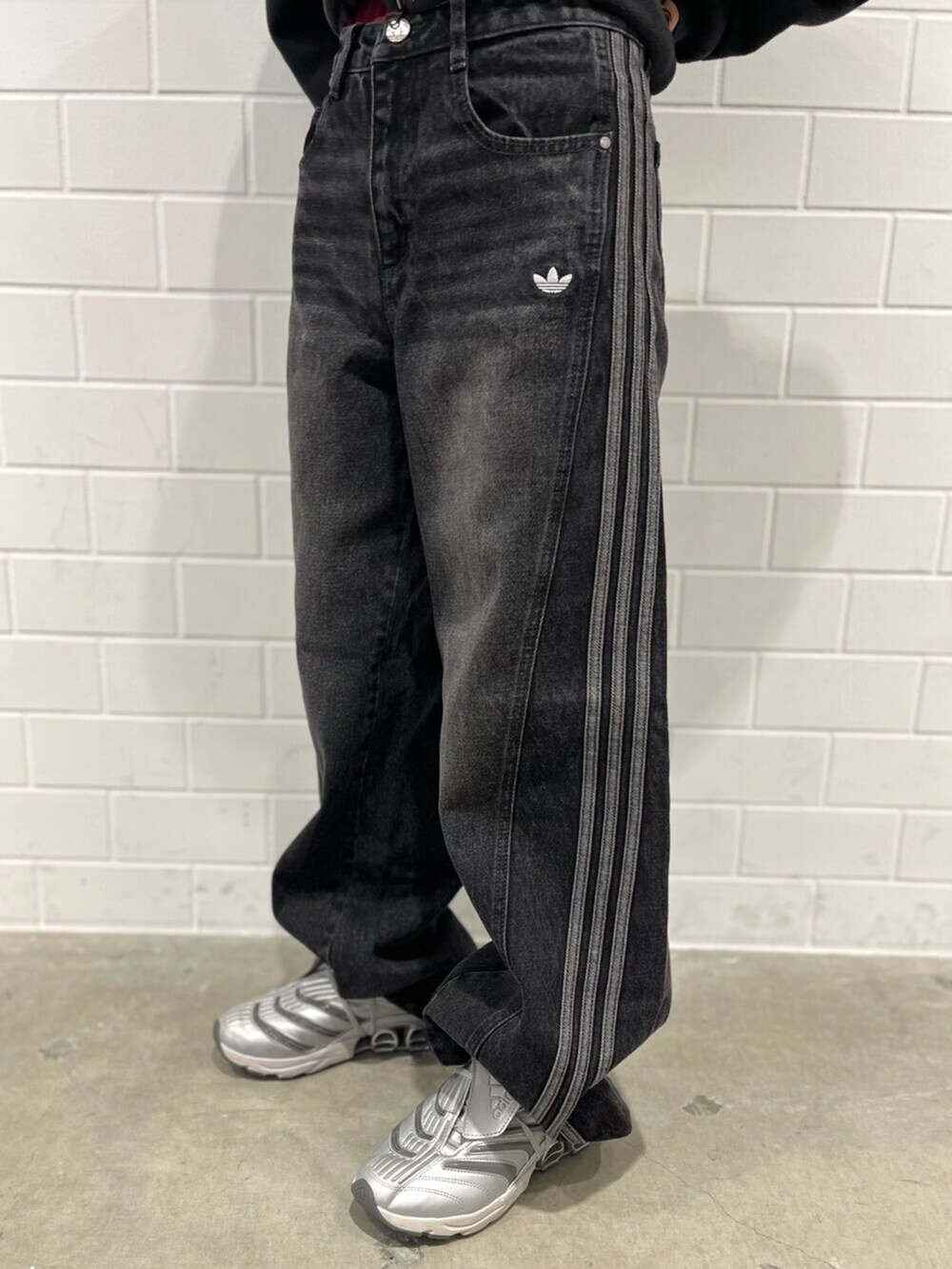 グレー系のシューズ、ブラック系のデニムパンツ、ベージュ系のブルゾンを着用したレディースの秋コーディネートの5枚目の写真