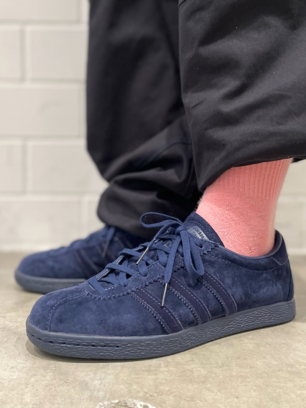 ブルー系のシューズ、ブラック系のその他パンツ、ブルー系のジャージを着用したレディースの冬コーディネートの8枚目の写真