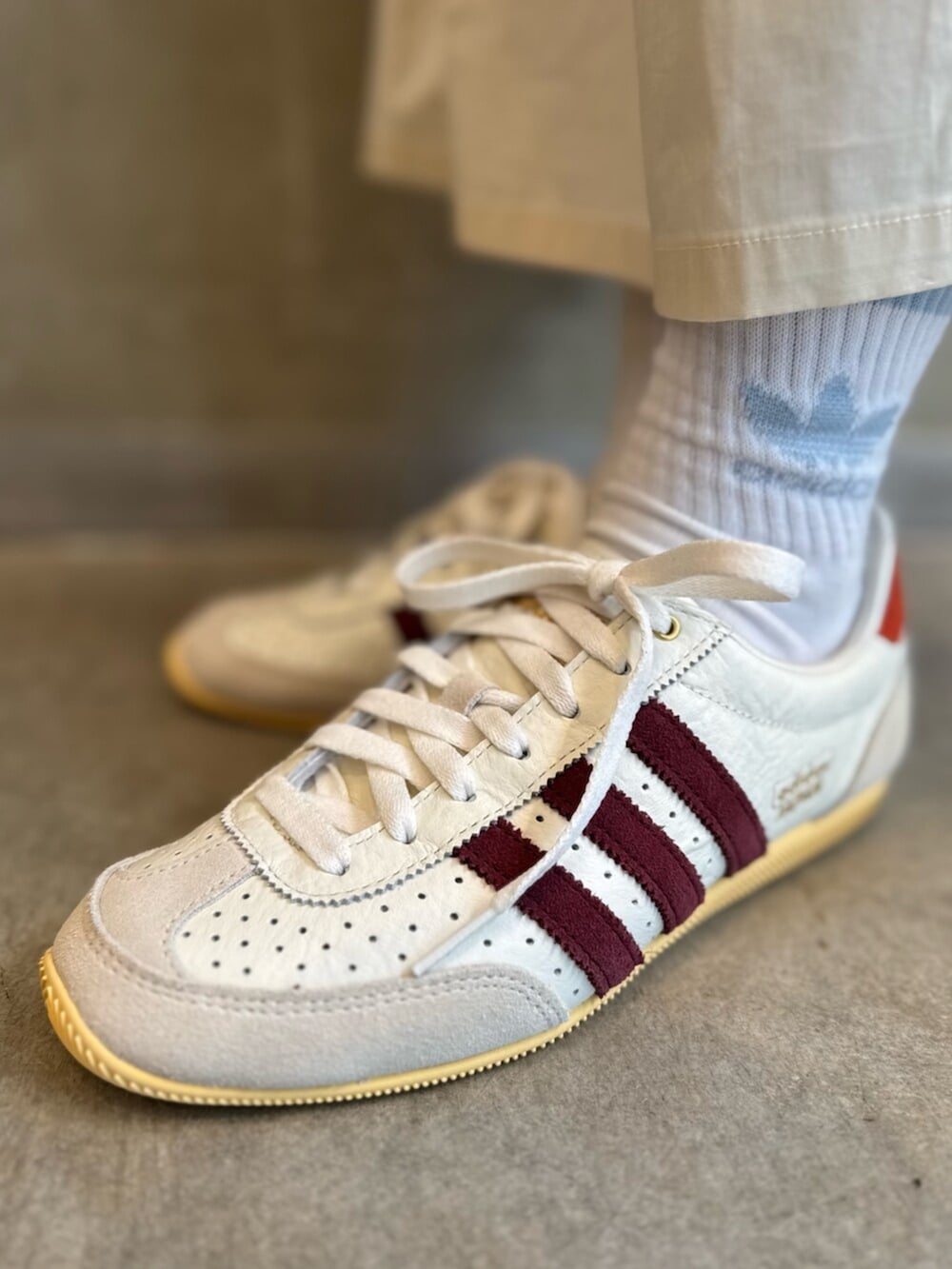 ブルー系のTシャツ/カットソー、ホワイト系のスカート、ホワイト系のスニーカーを着用したレディースの春コーディネートの6枚目の写真