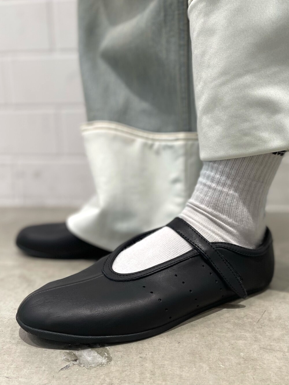 ブラック系のスニーカー、その他のパンツ、ブラウン系のシャツ/ブラウスを着用したレディースの冬コーディネートの6枚目の写真