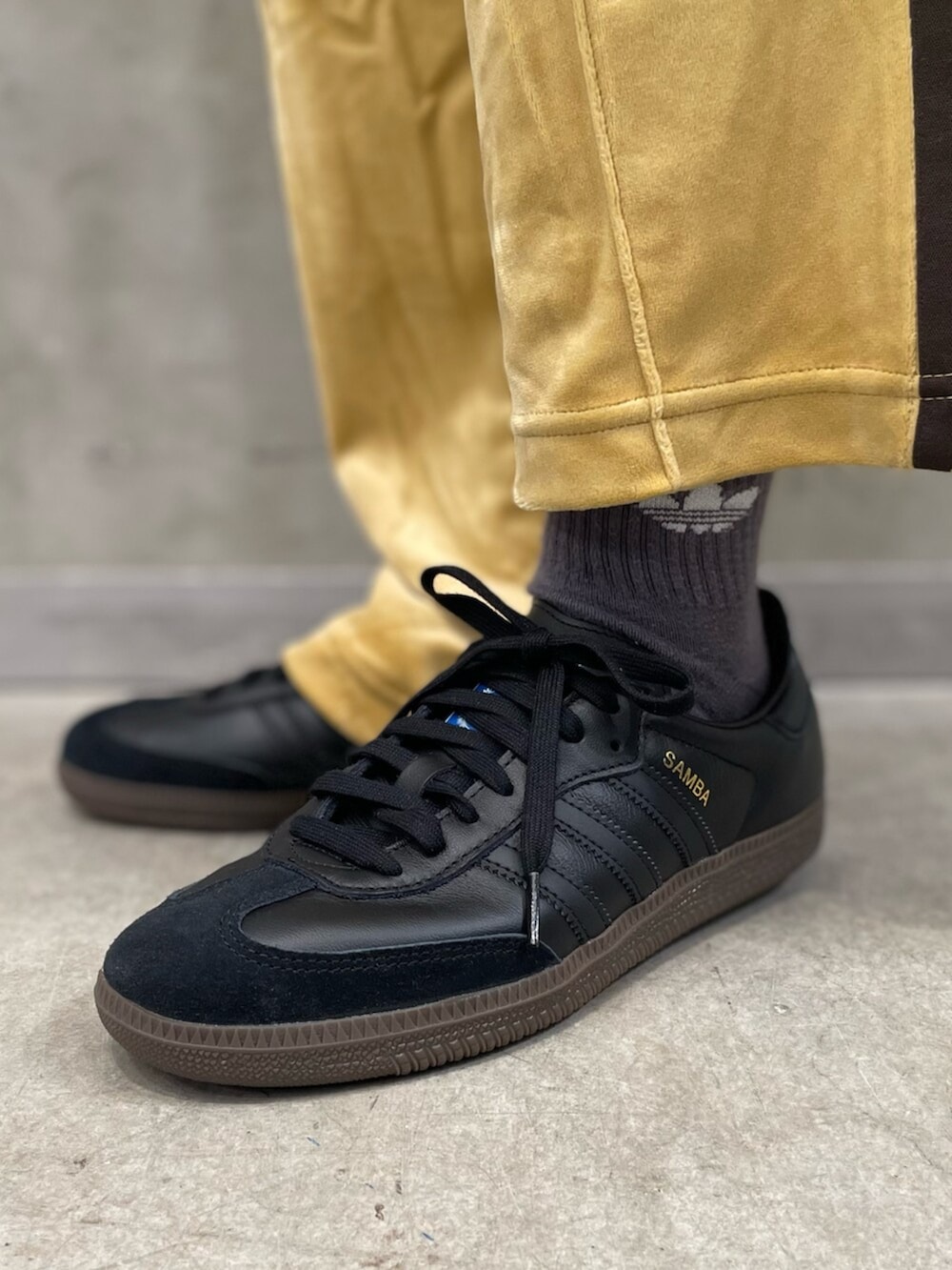 ブラック系のナイロンジャケット、ベージュ系のその他パンツ、ブラック系のスニーカーを着用したレディースの冬コーディネートの6枚目の写真