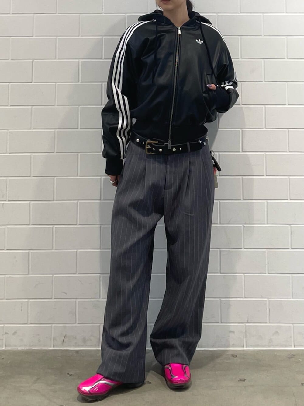 ブラック系のダウンジャケット/コート、ピンク系のシューズを着用したレディースの春コーディネートの2枚目の写真