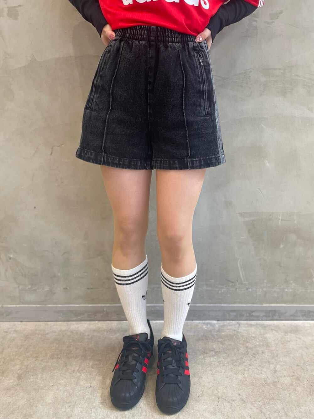 ブラック系のその他パンツ、ブラック系のスニーカー、ブラック系のジャージを着用したレディースの春コーディネートの5枚目の写真